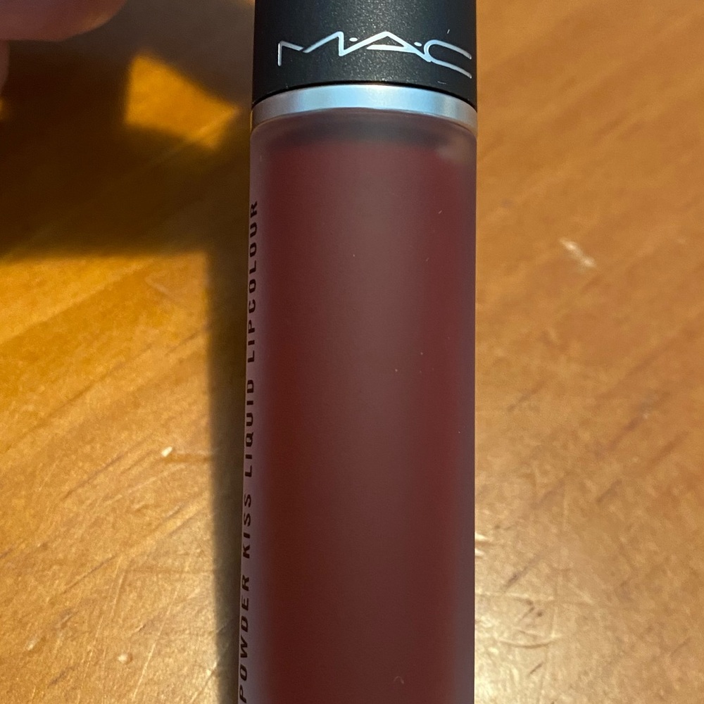 MAC Powder Kiss Liquid Lipcolour Make Love to the Camera - Picture 9 of 16